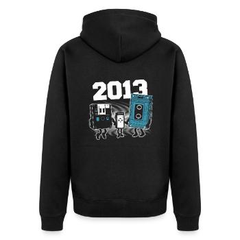 Vintage Born In 2013 Geburtstagsgeschenk 2013 - Unisex Premium Bio Zip Hoodie - Schwarz - Hinten - Nico (187cm)
