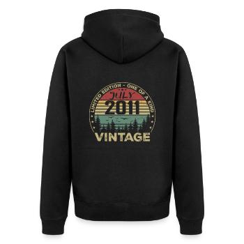 Geburtstagsgeschenk Juli 2011 Jahrgang 2011 - Unisex Premium Bio Zip Hoodie - Schwarz - Hinten - Nico (187cm)