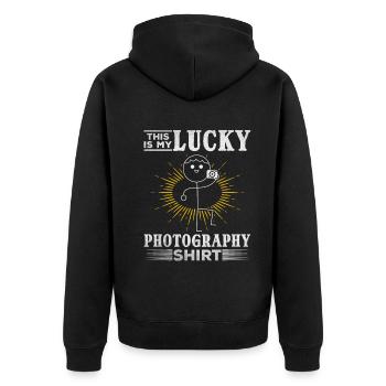 Photo: C’est ma chance Photographe de chemise de photographie - Veste à capuche bio Premium Unisexe - noir - Dos - Nico (187cm)