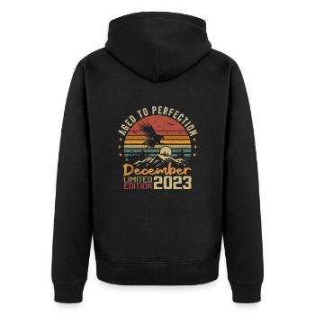 Die Legenden wurden im Dezember 2023 - 2023 geboren - Unisex Premium Bio Zip Hoodie - Schwarz - Hinten - Nico (187cm)