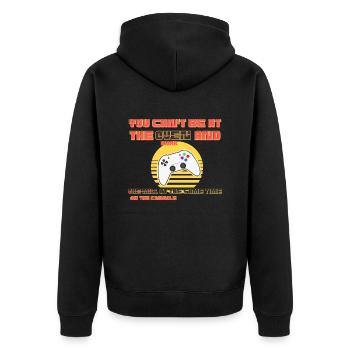 Auf der Konsole und bei der Arbeit - Unisex Premium Bio Zip Hoodie - Schwarz - Hinten - Nico (187cm)