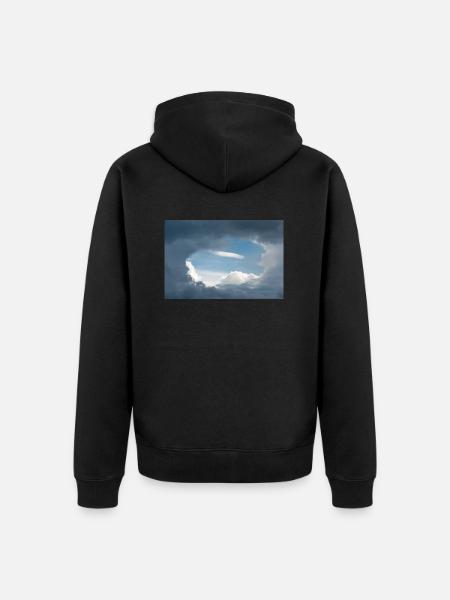 Ein Lichtloch im bewölkten Himmel - Unisex Premium Bio Zip Hoodie - Schwarz