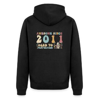 Génial depuis 2011 - 12e anniversaire - 2023 Groovy - Veste à capuche bio Premium Unisexe - noir - Dos - Nico (187cm)