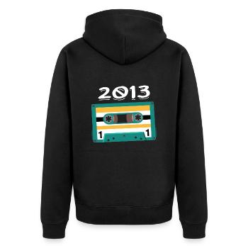 Kassette 2013 Jahrgang Jubiläum 2013 - Unisex Premium Bio Zip Hoodie - Schwarz - Hinten - Nico (187cm)