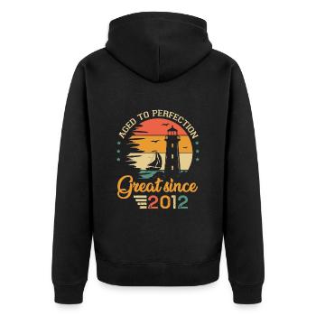 2012 Jahre Boot großartig seit 2012 Jubiläum - Unisex Premium Bio Zip Hoodie - Schwarz - Hinten - Nico (187cm)