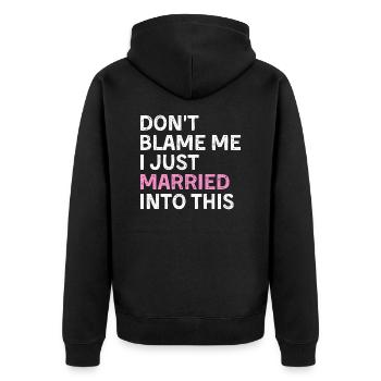 Don't Blame Me I Just Married Into This - Unisex Premium Bio Zip Hoodie - Schwarz - Hinten - Nico (187cm)