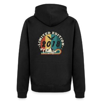 Jahrgang 2023 Retro - Bestseller - Unisex Premium Bio Zip Hoodie - Schwarz - Hinten - Nico (187cm)