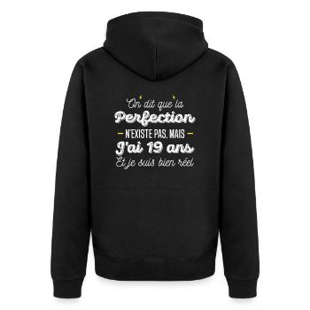 19 ans de perfection / humour anniversaire 19 ans - Veste à capuche bio Premium Unisexe - noir - Dos - Nico (187cm)