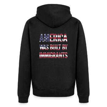 AMERICA WAS BUILT BY IMMIGRANTS Flüchtlingsrechte - Unisex Premium Organic Zip Hoodie - black - Back - Nico (187cm)