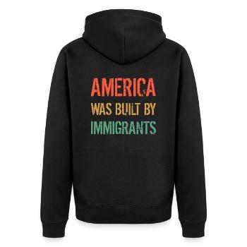AMERICA WAS BUILT BY IMMIGRANTS Flüchtlingsrechte - Unisex Premium Organic Zip Hoodie - black - Back - Nico (187cm)