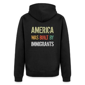 AMERICA WAS BUILT BY IMMIGRANTS Flüchtlingsrechte - Unisex Premium Organic Zip Hoodie - black - Back - Nico (187cm)