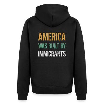 AMERICA WAS BUILT BY IMMIGRANTS Flüchtlingsrechte - Unisex Premium Organic Zip Hoodie - black - Back - Nico (187cm)