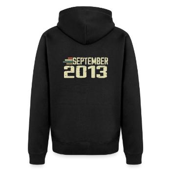 September 2013 Vintage Geschenkidee September 2013 - Unisex Premium Bio Zip Hoodie - Schwarz - Hinten - Nico (187cm)