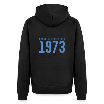 Proud beaver Since 1973 - Unisex Premium Bio Zip Hoodie - Schwarz - Hinten - Nico (187cm)