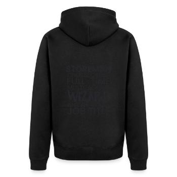 Storeman multitasking Wizard - Unisex Premium Bio Zip Hoodie - Schwarz - Hinten - Nico (187cm)