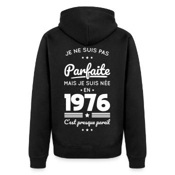 Née en 1976 – Pas parfaite mais presque - Veste à capuche bio Premium Unisexe - noir - Dos - Nico (187cm)