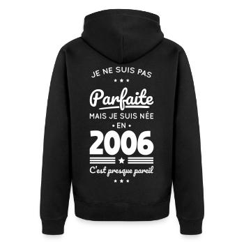 Geboren 2006 – Nicht perfekt, aber fast - Unisex Premium Bio Zip Hoodie - Schwarz - Hinten - Nico (187cm)