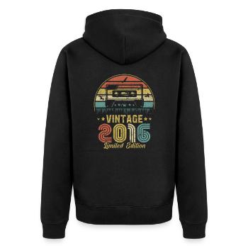 Vintage-Kassette 2016 - Unisex Premium Bio Zip Hoodie - Schwarz - Hinten - Nico (187cm)