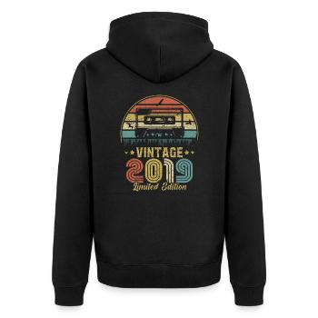 Vintage-Kassette 2019 - Unisex Premium Bio Zip Hoodie - Schwarz - Hinten - Nico (187cm)