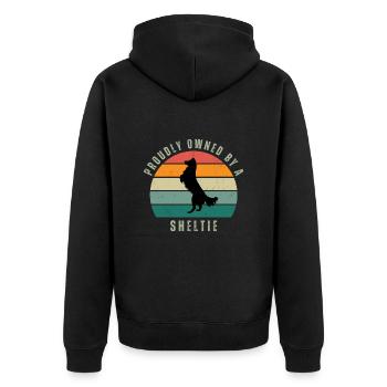 Proudly Owned by a Sheltie Retro Sunset - Unisex Premium Bio Zip Hoodie - Schwarz - Hinten - Nico (187cm)