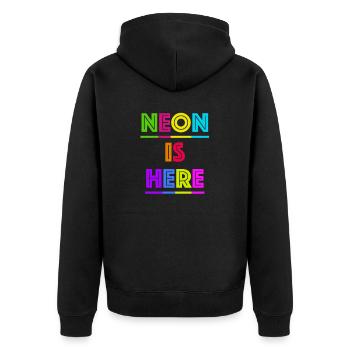 80er Jahre Schriftzug NEON IS HERE - Unisex Premium Bio Zip Hoodie - Schwarz - Hinten - Nico (187cm)