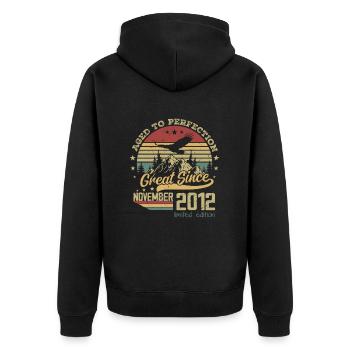 12 Jahre alt bis zur Perfektion gereift geboren: November 2012 - Unisex Premium Bio Zip Hoodie - Schwarz - Hinten - Nico (187cm)