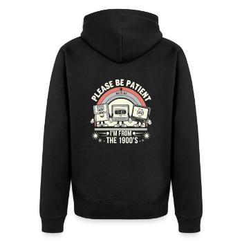 Sei geduldig mit mir, ich bin aus den 1900er Jahren - Unisex Premium Bio Zip Hoodie - Schwarz - Hinten - Nico (187cm)
