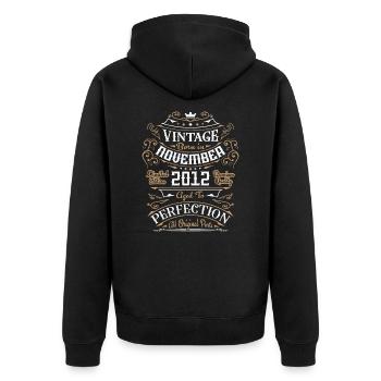 Vintage November 2012, Retro Geburtstagsgeschenk - Unisex Premium Bio Zip Hoodie - Schwarz - Hinten - Nico (187cm)