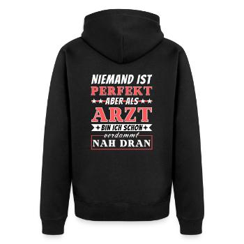 Niemand ist Perfekt - Arzt sind nah dran - Unisex Premium Bio Zip Hoodie - Schwarz - Hinten - Nico (187cm)