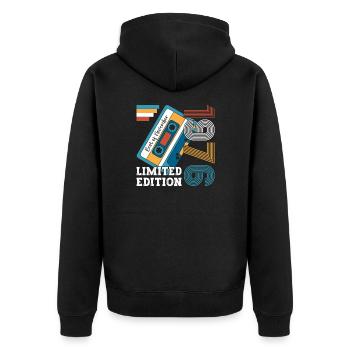 47. Geburtstag November Jahrgang 1976 Kassette - Unisex Premium Bio Zip Hoodie - Schwarz - Hinten - Nico (187cm)