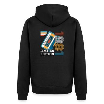 42e anniversaire novembre Vintage 1981 cassette - Veste à capuche bio Premium Unisexe - noir - Dos - Nico (187cm)