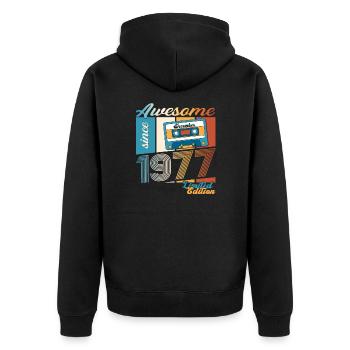 46. Geburtstag Kassette Dezember Jahrgang 1977 - Unisex Premium Bio Zip Hoodie - Schwarz - Hinten - Nico (187cm)