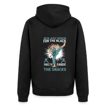 Ich bin nur wegen des schwarzen Gürtels und der Snacks hier! - Unisex Premium Bio Zip Hoodie - Schwarz - Hinten - Nico (187cm)