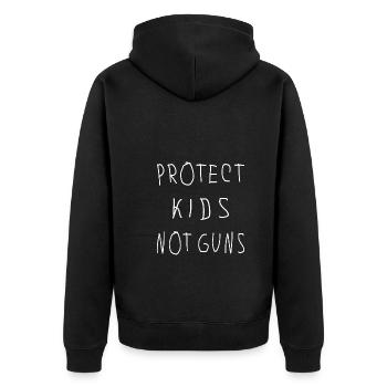 PROTECT KIDS NOT GUNS - Unisex Premium Bio Zip Hoodie - Schwarz - Hinten - Nico (187cm)