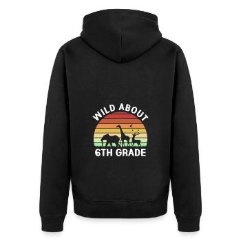 6. Klasse - Unisex Premium Bio Zip Hoodie - Schwarz - Hinten - Nico (187cm)