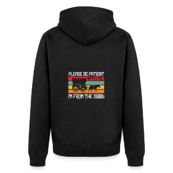 Bitte Hab Geduld Mit Mir Ich Bin Aus Den 1900er - Unisex Premium Bio Zip Hoodie - Schwarz - Hinten - Nico (187cm)