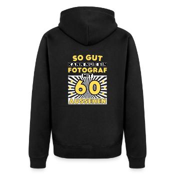 So gut kann nur ein Fotograf mit 60 aussehen - Unisex Premium Bio Zip Hoodie - Schwarz - Hinten - Nico (187cm)