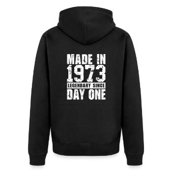 Hergestellt 1973, legendär seit dem ersten Tag - Unisex Premium Bio Zip Hoodie - Schwarz - Hinten - Nico (187cm)