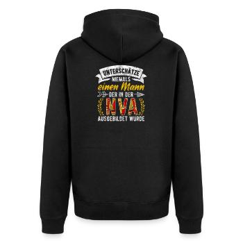 NVA Unterschätze niemals einen Mann Osten DDR Ossi - Unisex Premium Bio Zip Hoodie - Schwarz - Hinten - Nico (187cm)