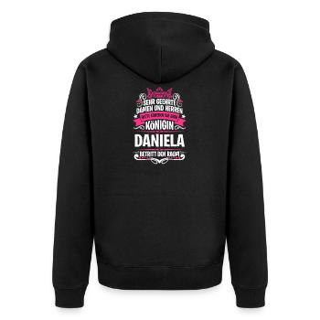 Daniela Namensshirt mit lustigem Königin Spruch - Unisex Premium Bio Zip Hoodie - Schwarz - Hinten - Nico (187cm)