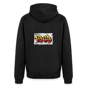 Retro 1963 Graffiti – 62 Jahre Iconic Edge - Unisex Premium Bio Zip Hoodie - Schwarz - Hinten - Nico (187cm)