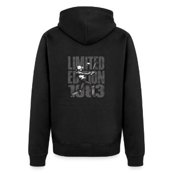 Limited Edition 1983 Limited Edition Cricket - Unisex Premium Bio Zip Hoodie - Schwarz - Hinten - Nico (187cm)