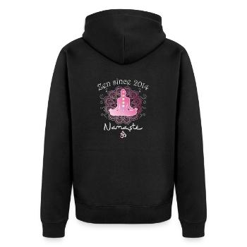 Zen seit 2014 - 11 Jahre stille Weisheit - Unisex Premium Bio Zip Hoodie - Schwarz - Hinten - Nico (187cm)