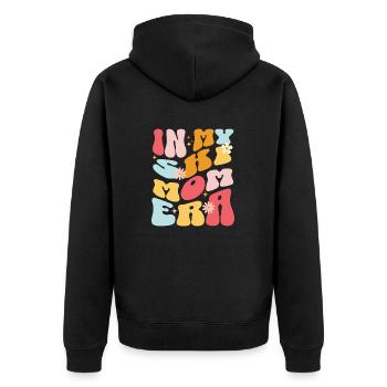 In my ski mom era - Unisex Premium Bio Zip Hoodie - Schwarz - Hinten - Nico (187cm)