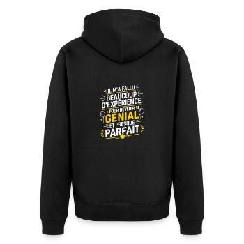 Die Erfahrung hat mich ausgezeichnet gemacht. - Unisex Premium Bio Zip Hoodie - Schwarz - Hinten - Nico (187cm)