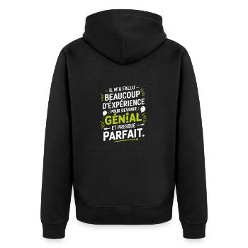Die Erfahrung hat mich ausgezeichnet gemacht. - Unisex Premium Bio Zip Hoodie - Schwarz - Hinten - Nico (187cm)