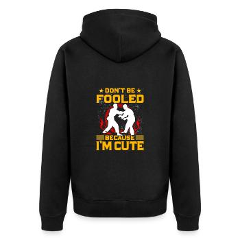 Lass dich nicht täuschen, denn ich bin süß - Unisex Premium Bio Zip Hoodie - Schwarz - Hinten - Nico (187cm)