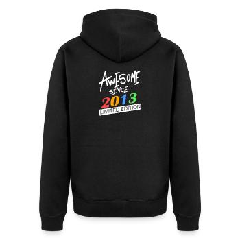 2013 - Jahrgang 2013 - Fantastisch seit 2013 - Unisex Premium Bio Zip Hoodie - Schwarz - Hinten - Nico (187cm)