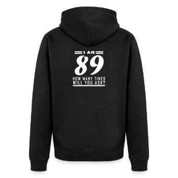 Ich bin 89 – 89. Geburtstag Geschenk - Unisex Premium Bio Zip Hoodie - Schwarz - Hinten - Nico (187cm)
