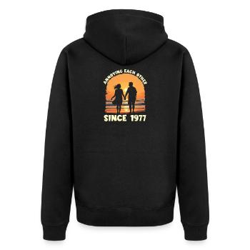 Anniversaire du harcèlement mutuel depuis 1977 - Veste à capuche bio Premium Unisexe - noir - Dos - Nico (187cm)